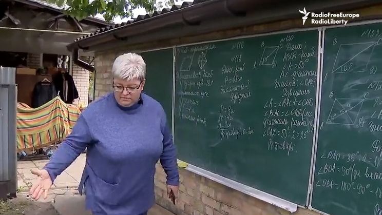 Video: Školu Rusové zničili, její dům taky. Učitelka vysílá online od trosek